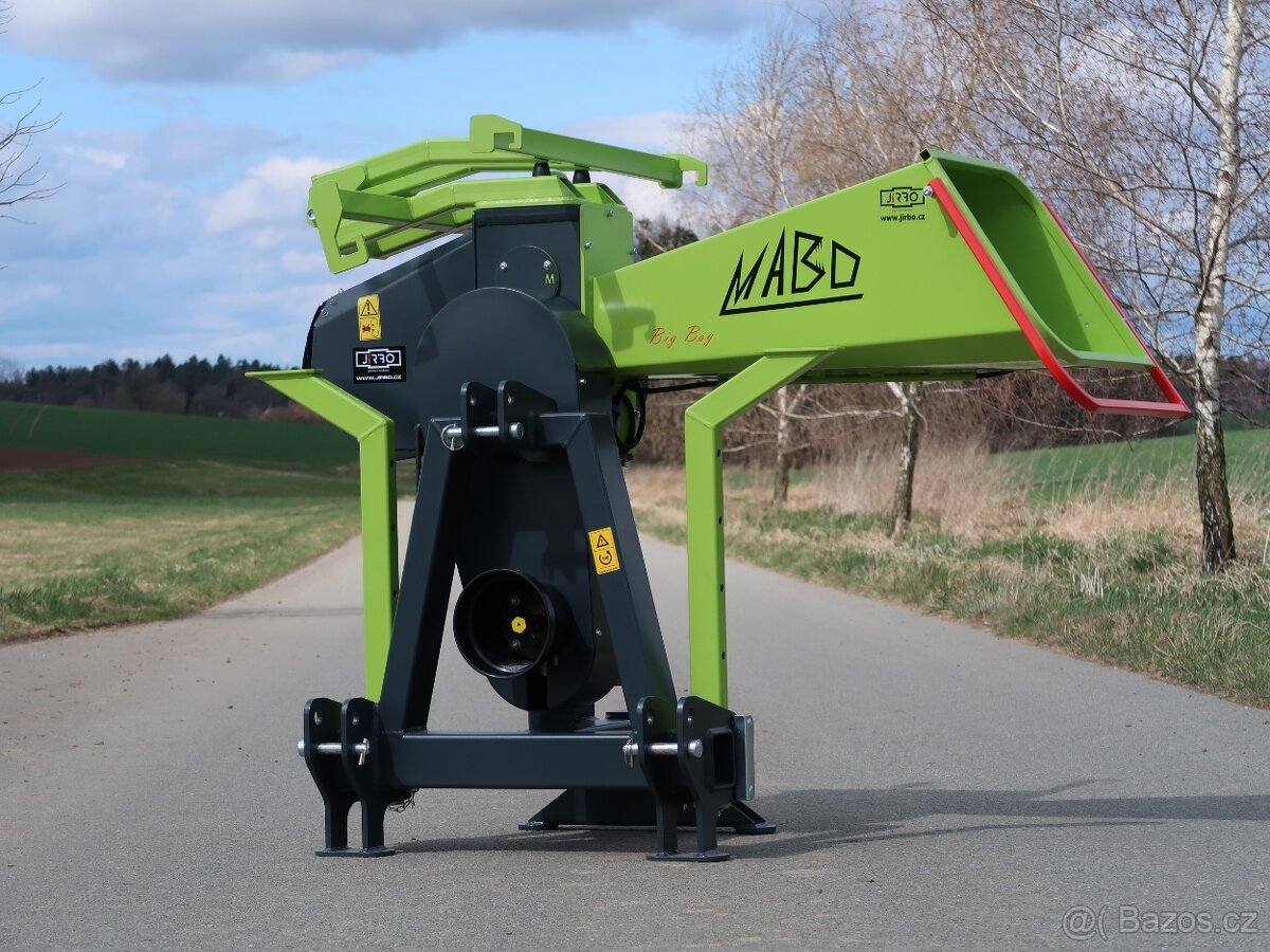 Štěpkovač špalíkovač za traktor s řemenovým převodem