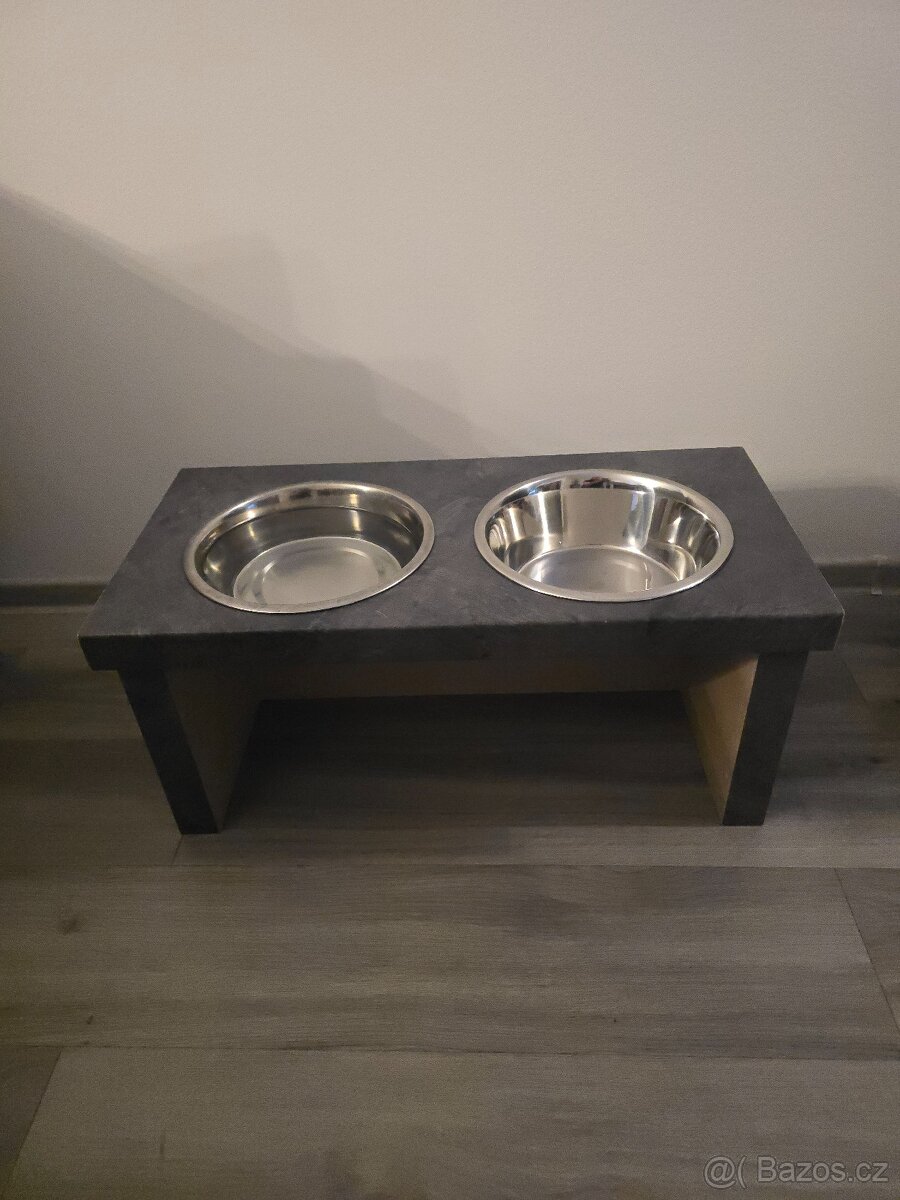 Stojánek na misky pro psa