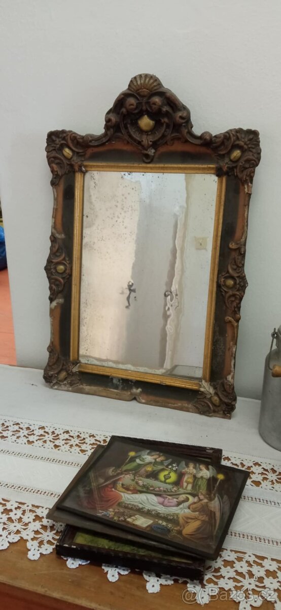 Zrcadlo v dřevěném rámu