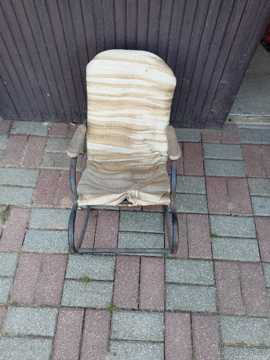 Staré dětské kovové houpací křeslo