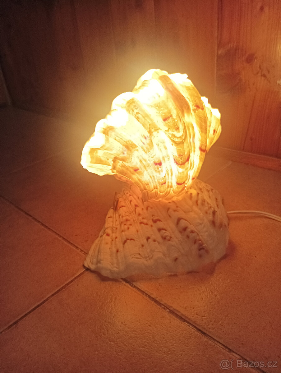Starší lampička z mušlí/lastur-suvenýr Chorvatsko Primošten