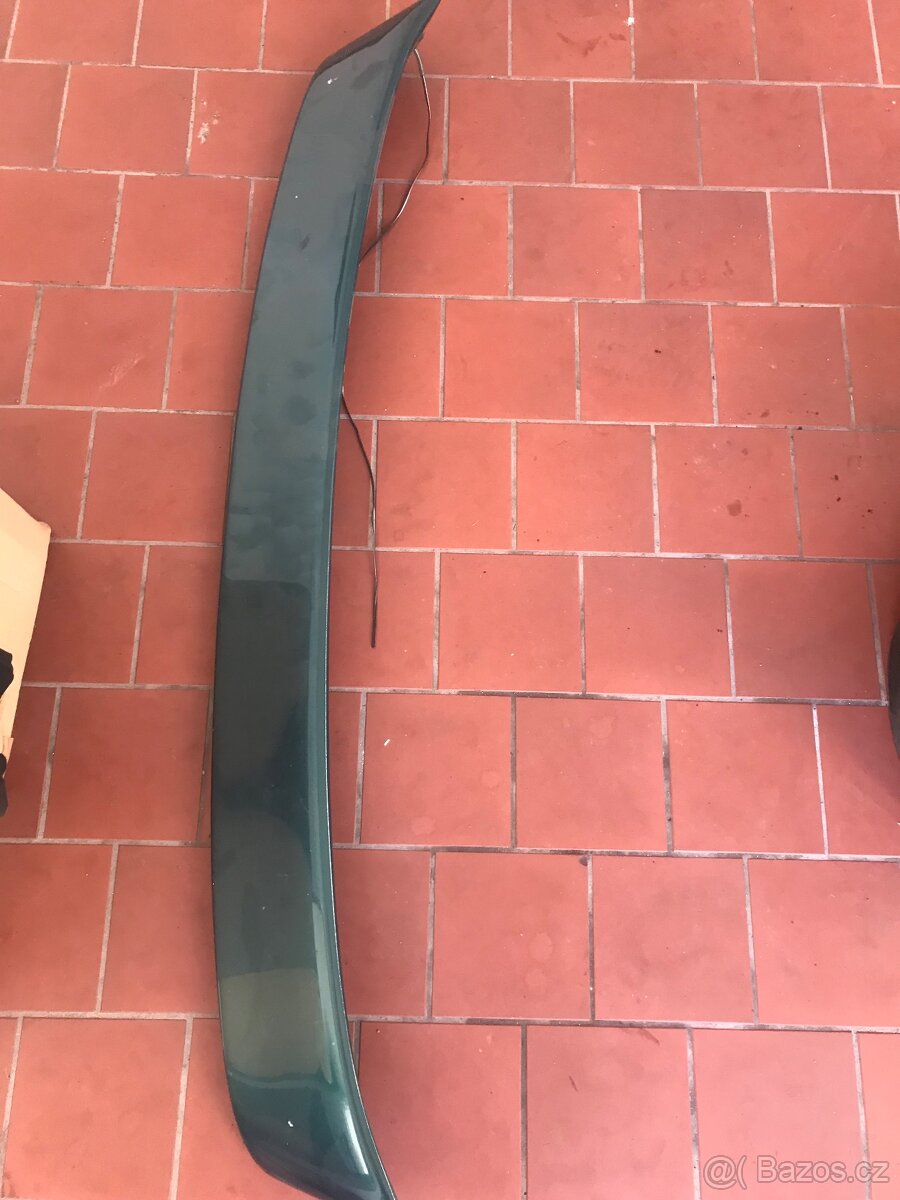 BMW e36 sedan spoiler víka kufru