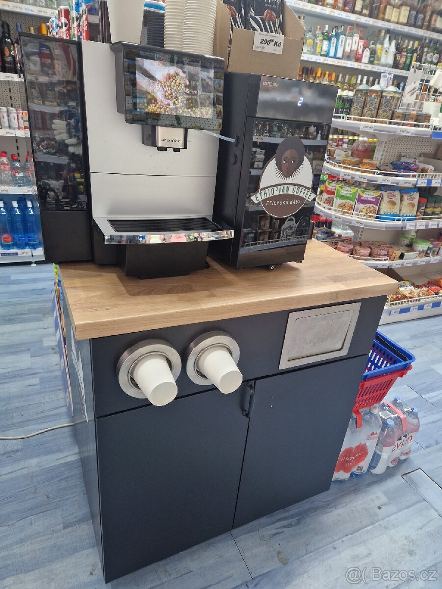 kavovar a stůl na coffee to go