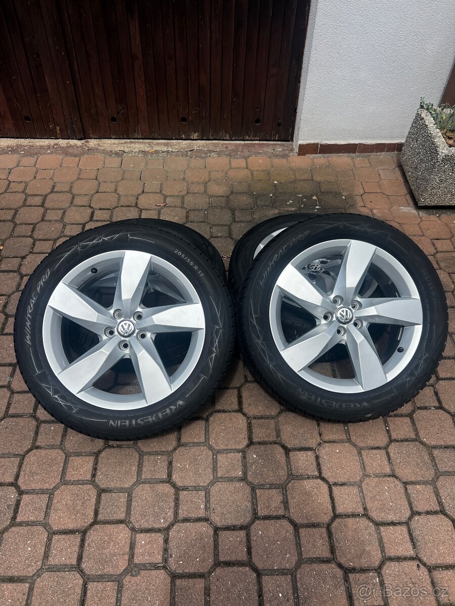 Alu kola 4. Vw b8 205/55 r17- zimní 7-8 mm vredestein d