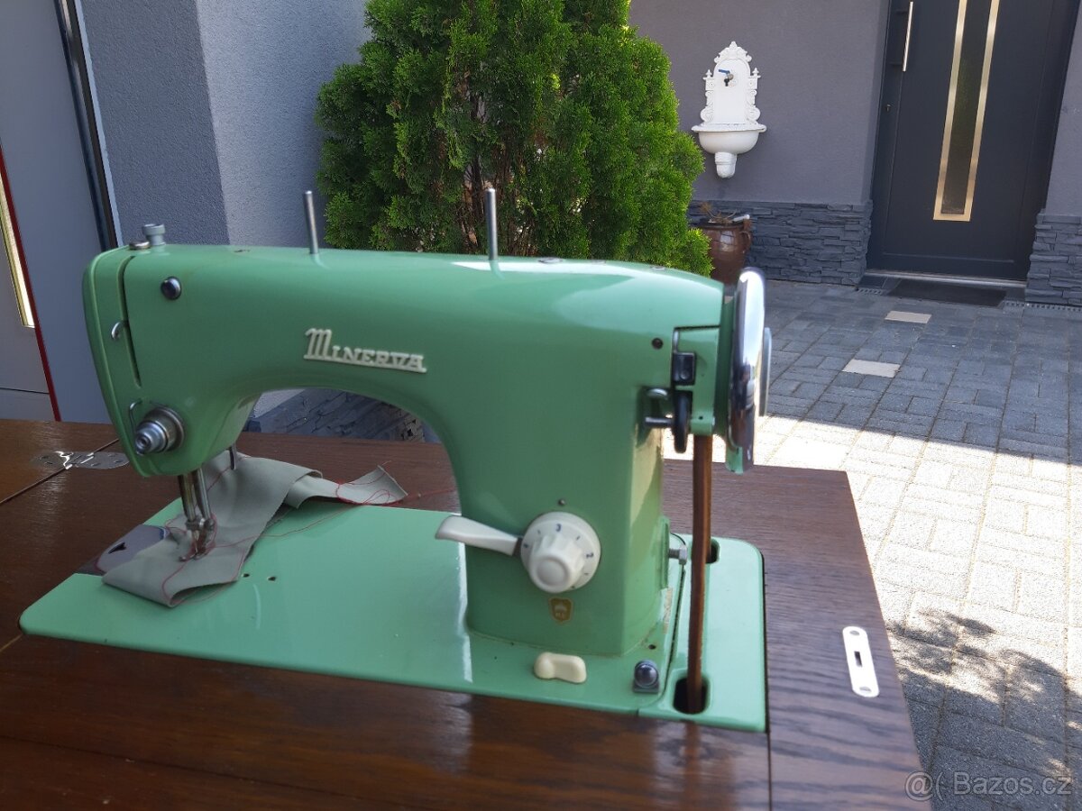 ŠICÍ STROJ SKŘÍŇKOVÝ SLEVA na 1750 Kč