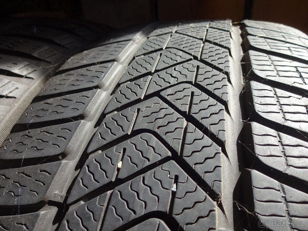 Zimní pneu Pirelli 225/60/17 - pěkný stav - možnost obutí