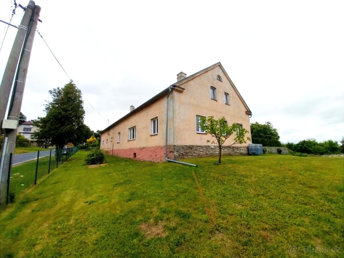 Prostorný rodinný dům se zahradou 2655 m², 3 km od Bruntálu