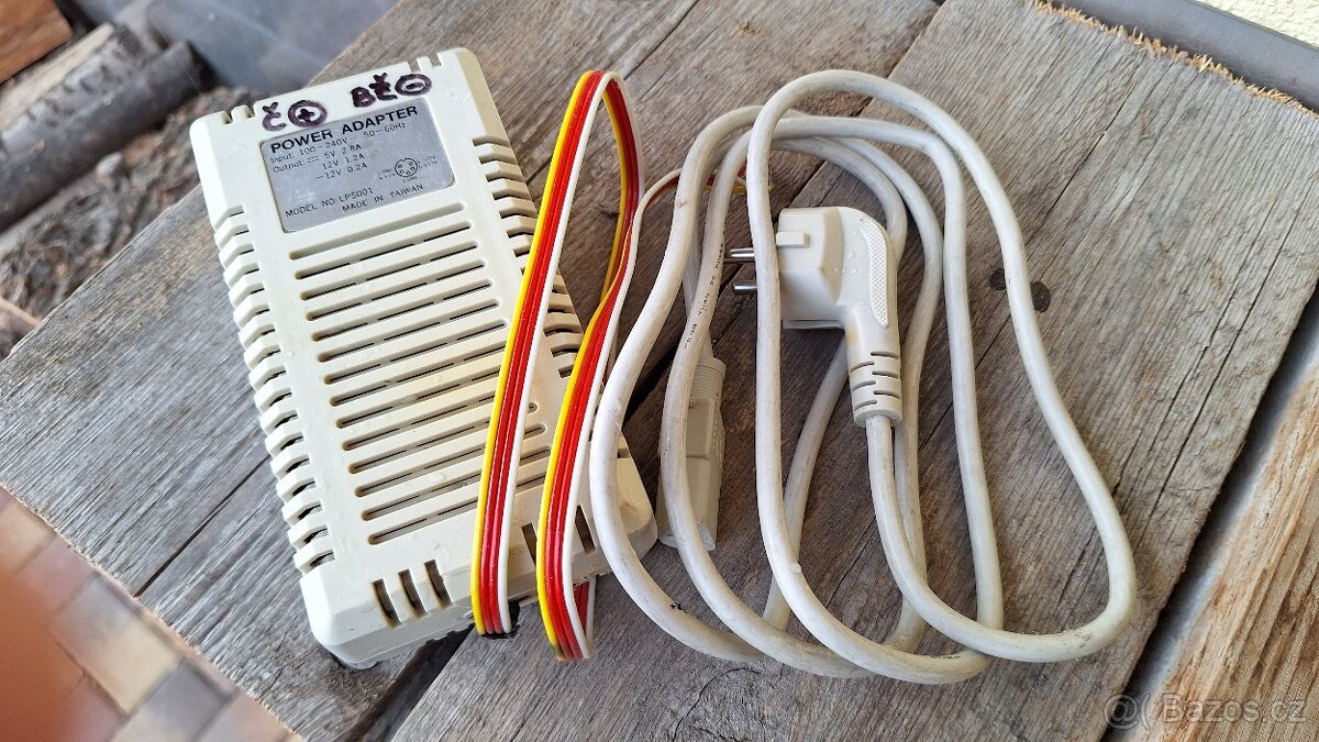 Síťový adaptér 220 V / 5 či 12 V