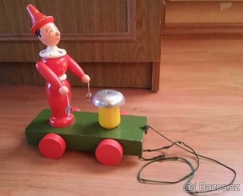 Stará tahací,cinkací,dětská hračka,lezoucí panenka na klíček