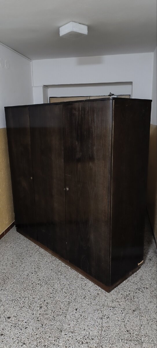 Stará šatní skříň v dobrém stavu