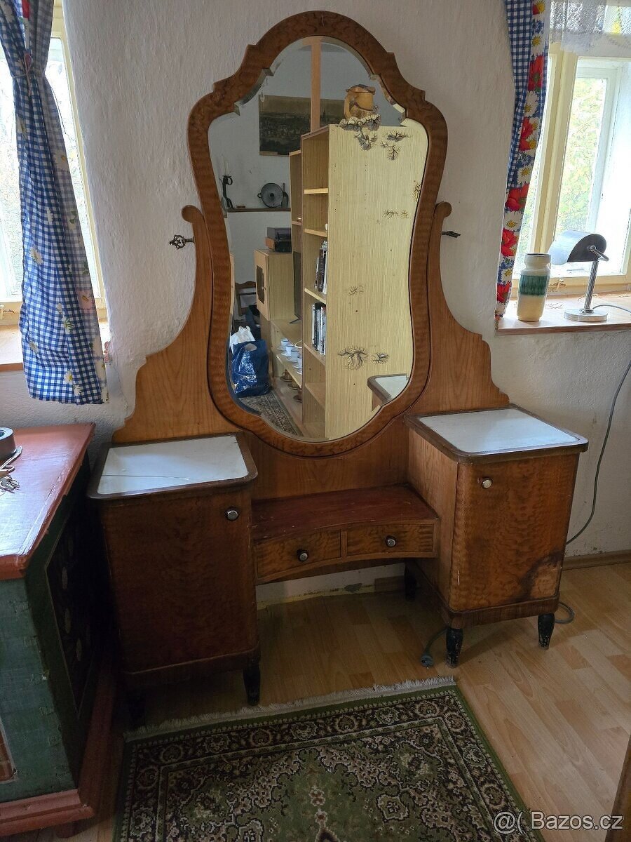 Historické zrcadlo se šuplíky - toaletní stolek