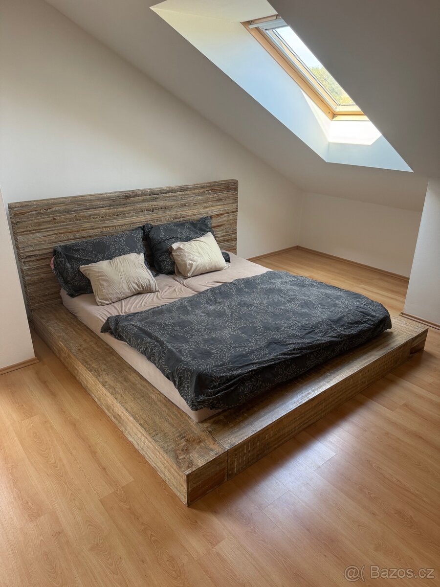 Luxusní rustikální dřevěná postel