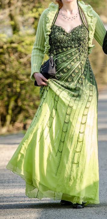 Elegantní plesové šaty v. 38