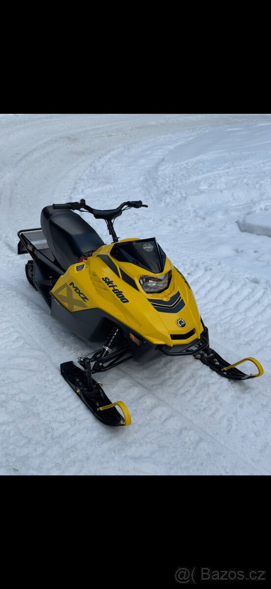 Dětský sněžný skútr Skidoo MXZ 200