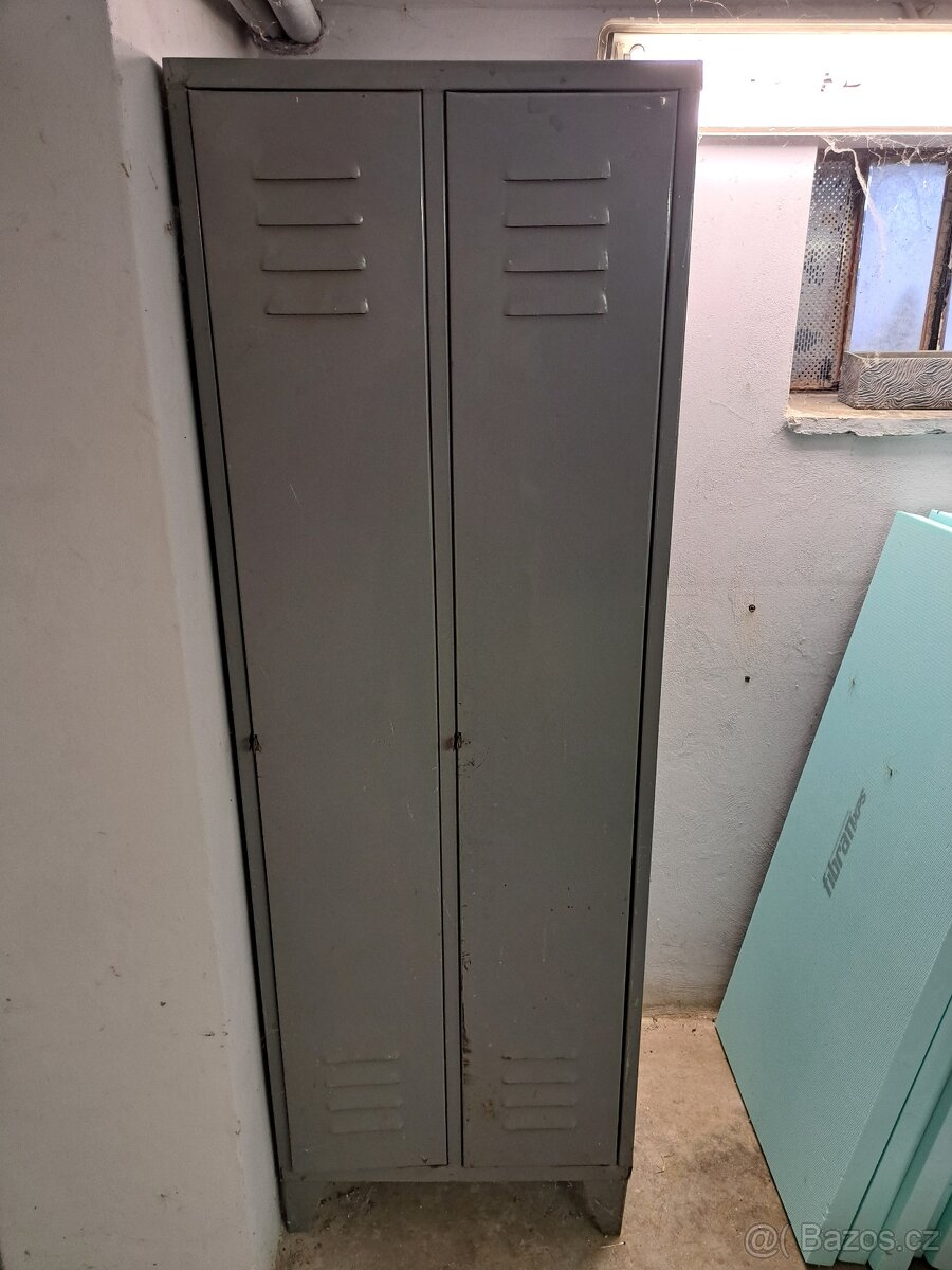 Plechová skříň satní