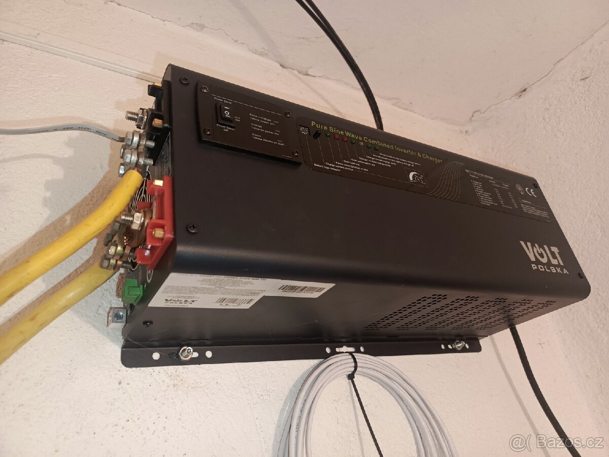 Měnič napětí 12V na 230V