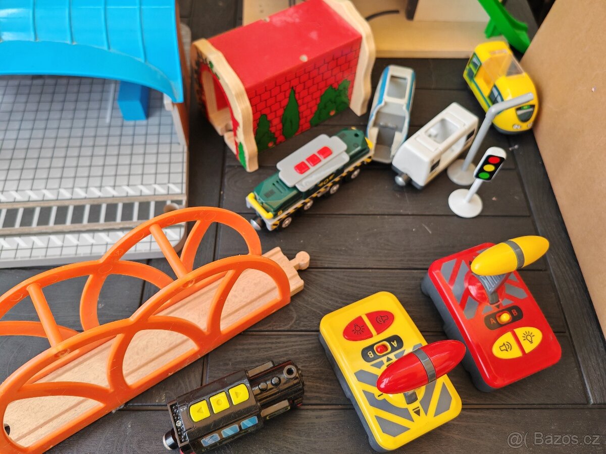 Dřevěná vláčkodráha - několikrát rozšířená - cca 6 m celkem