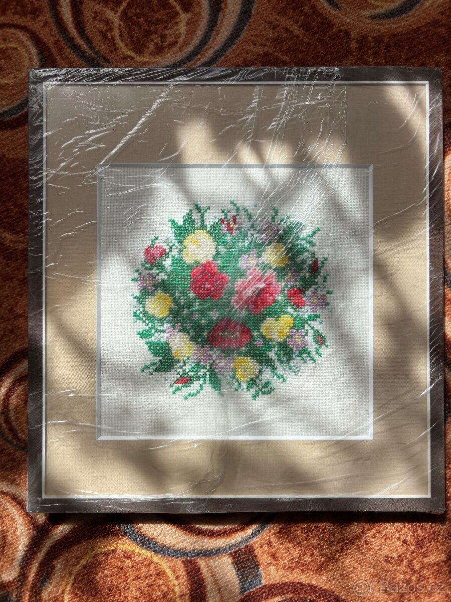 Dva ručně vyšité obrazy květiny