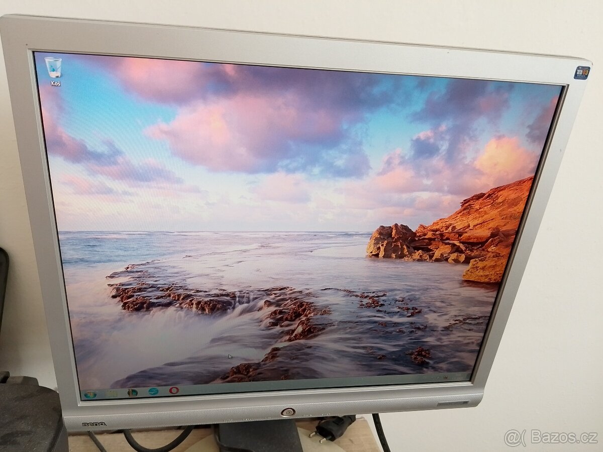 Stolní počítač s příslušenstvím