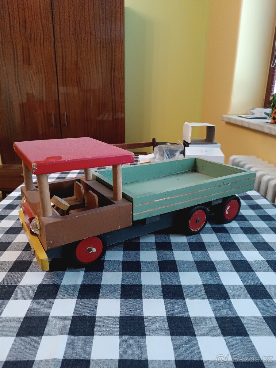 Dřevěné nákladní auto