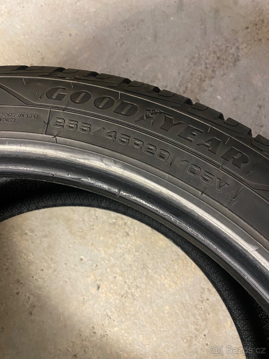 255/45 r20 zimni Good year