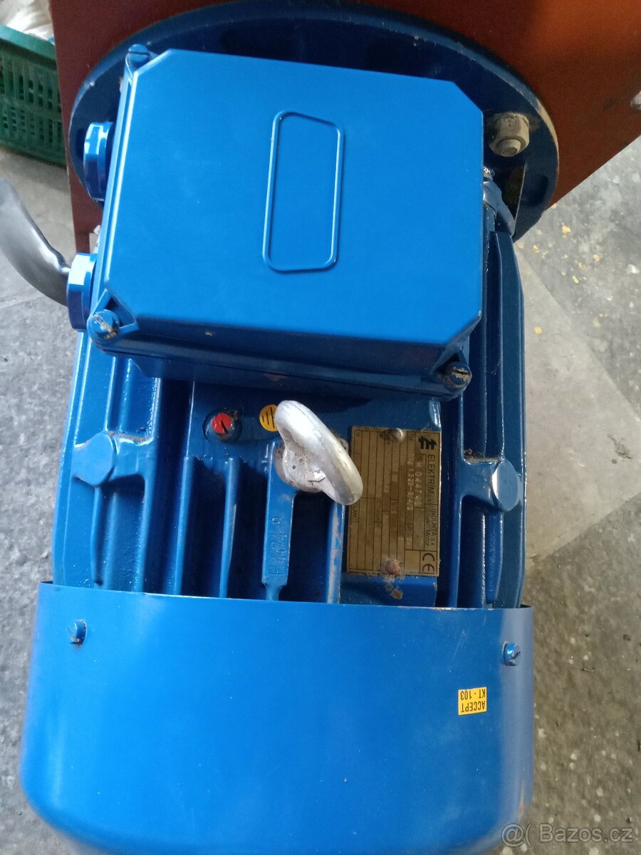 třífázový motor
