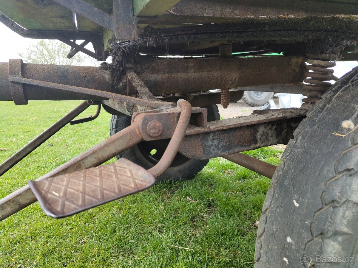 Potahový valníček za traktor nebo koně.