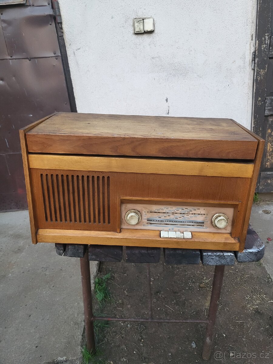 Gramofon s radiopřijímačem