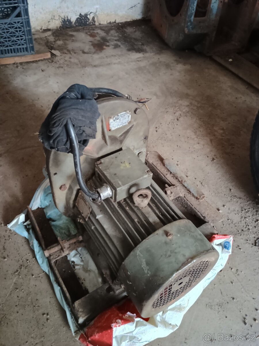 Motor a převodovka