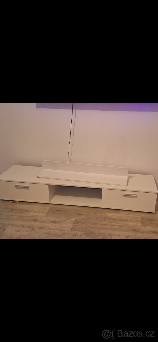 Přidám bily stolek pod tv
