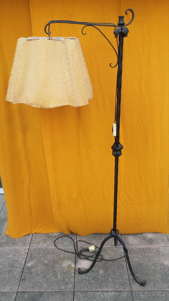 Prodám starou kovanou lampu
