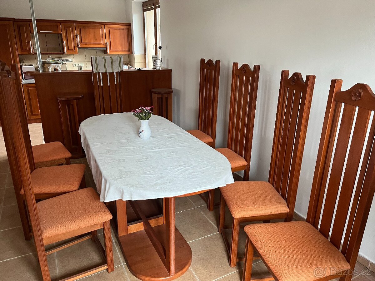 Masivní stůl a židle