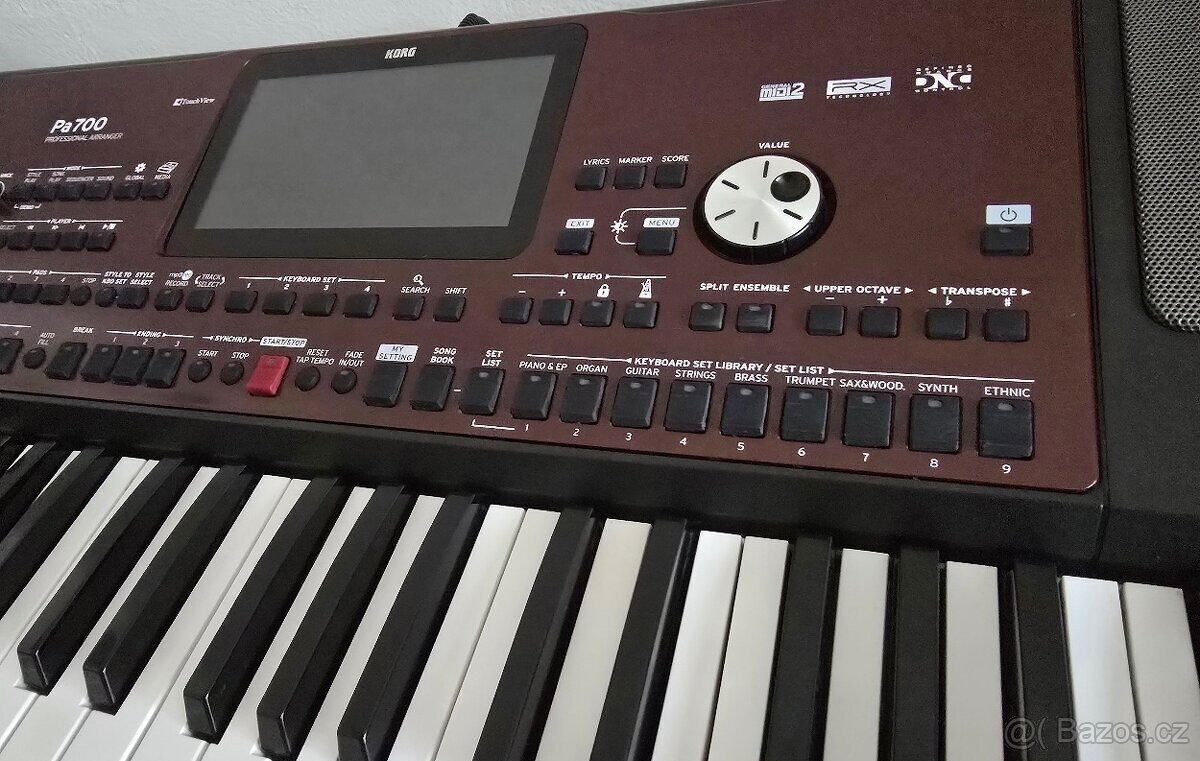 KORG PA700