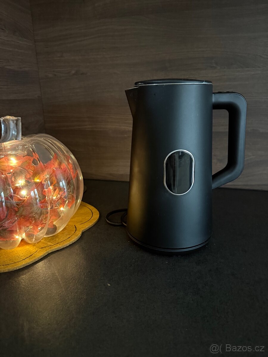 Černá rychlovarná konvice tefal