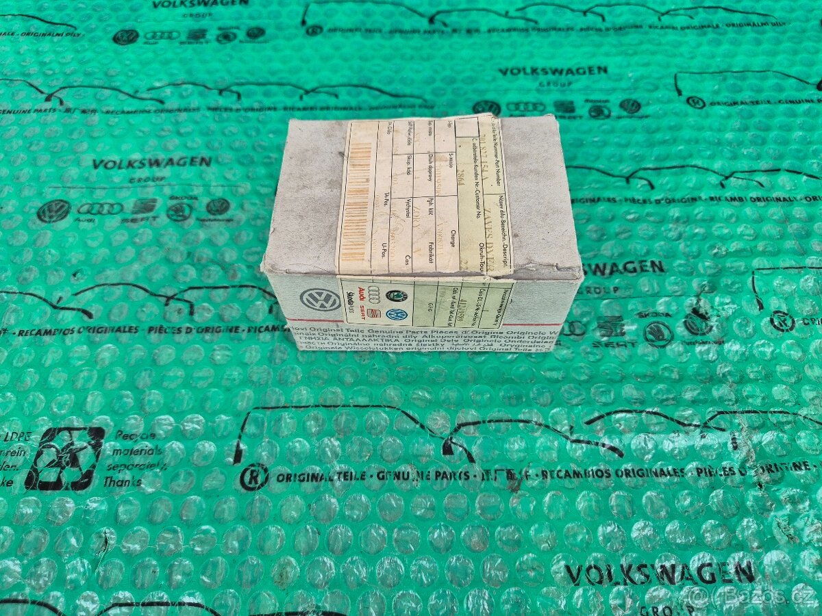 VW Transporter T4 závěs (pant) 701827154A