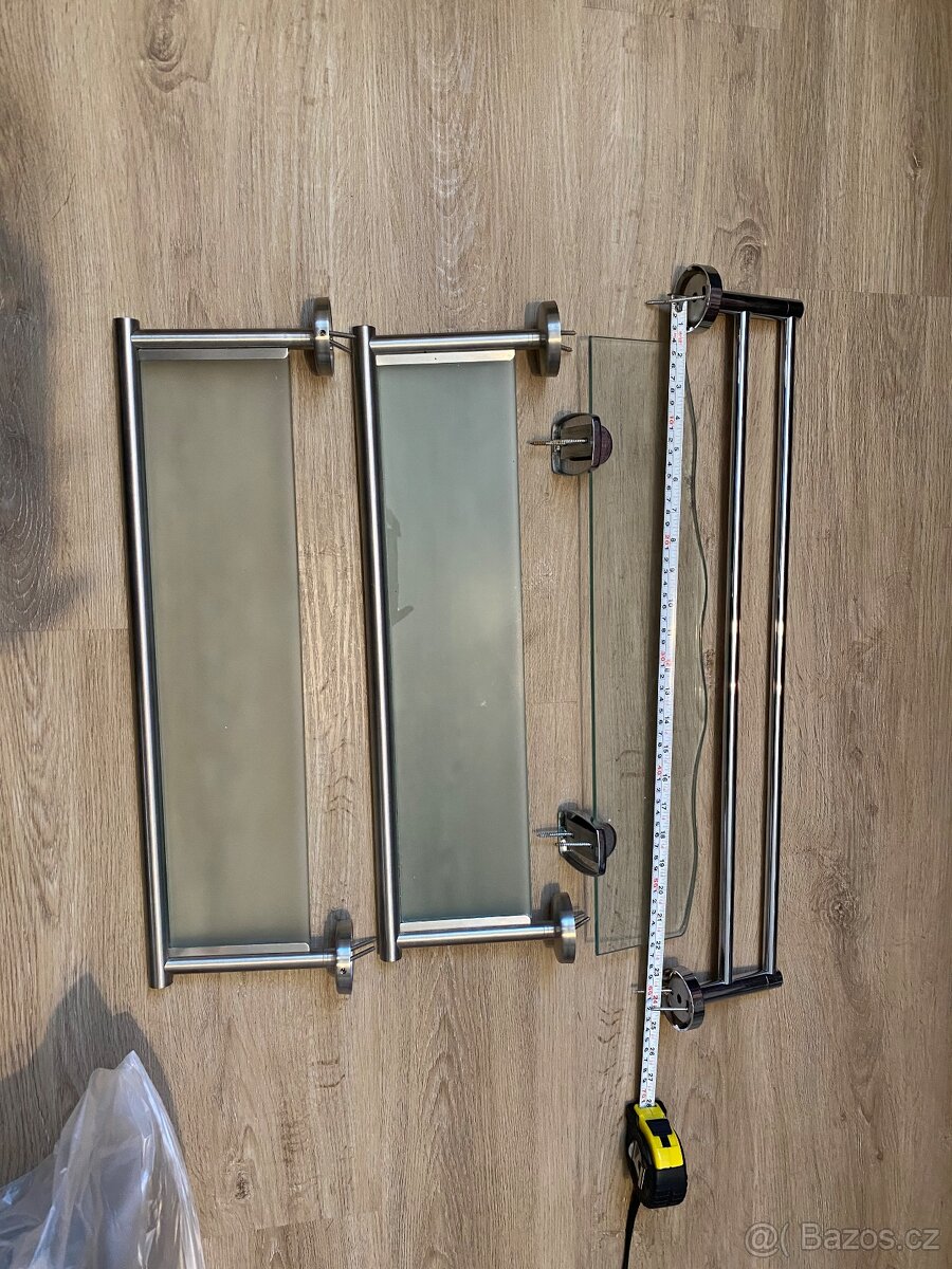 Poličky a věšák na ručníky