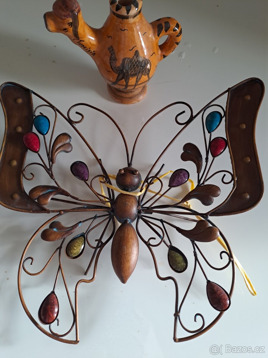 Motyl -ozdoba i na zeď( Itálie) z metalu a glazur.