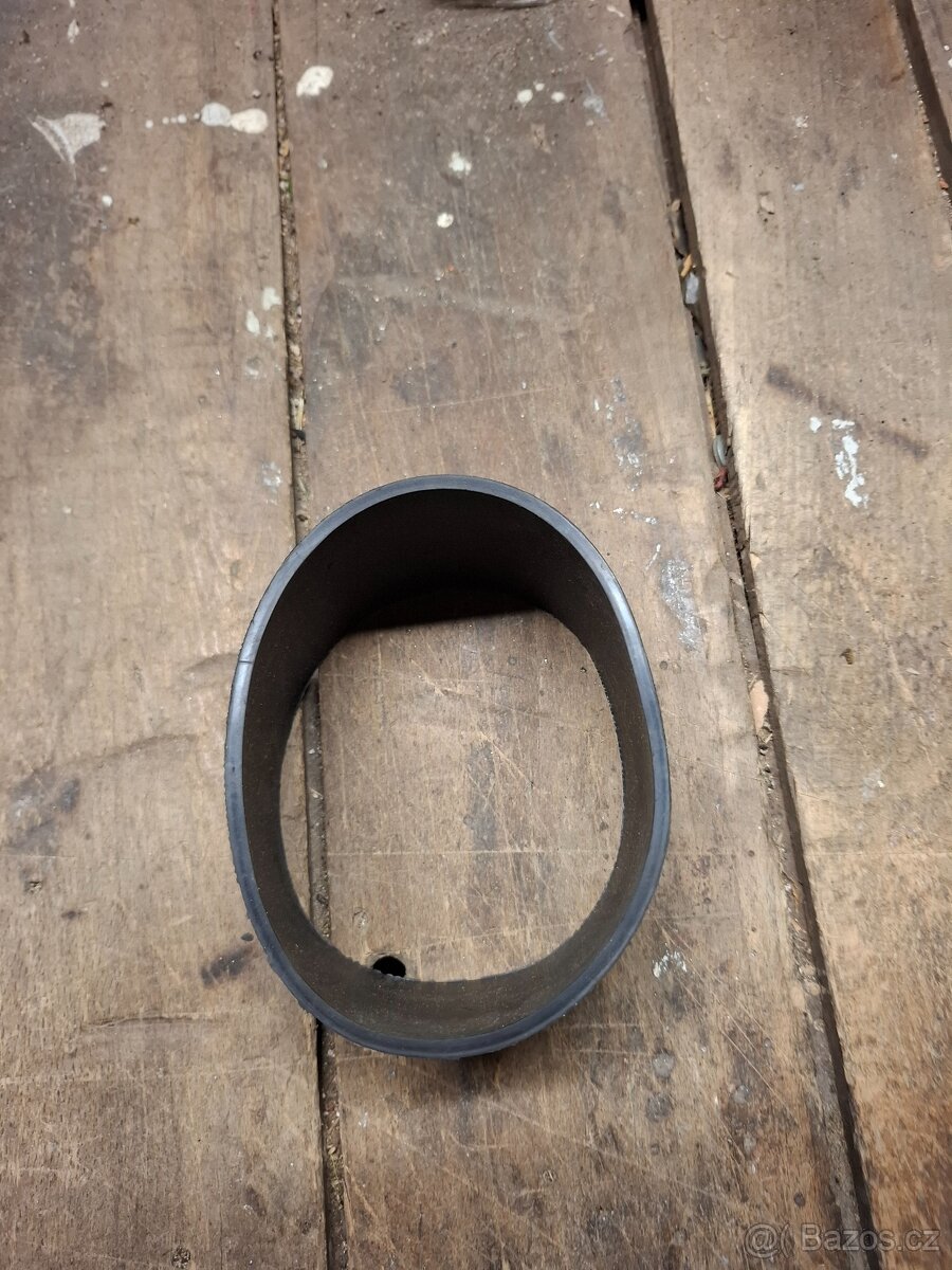 Guma mezi topení a karosérii Škoda 100, 110r, 1000MB, MBX