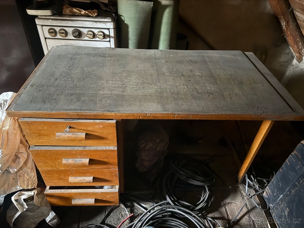 Starý psací stůl