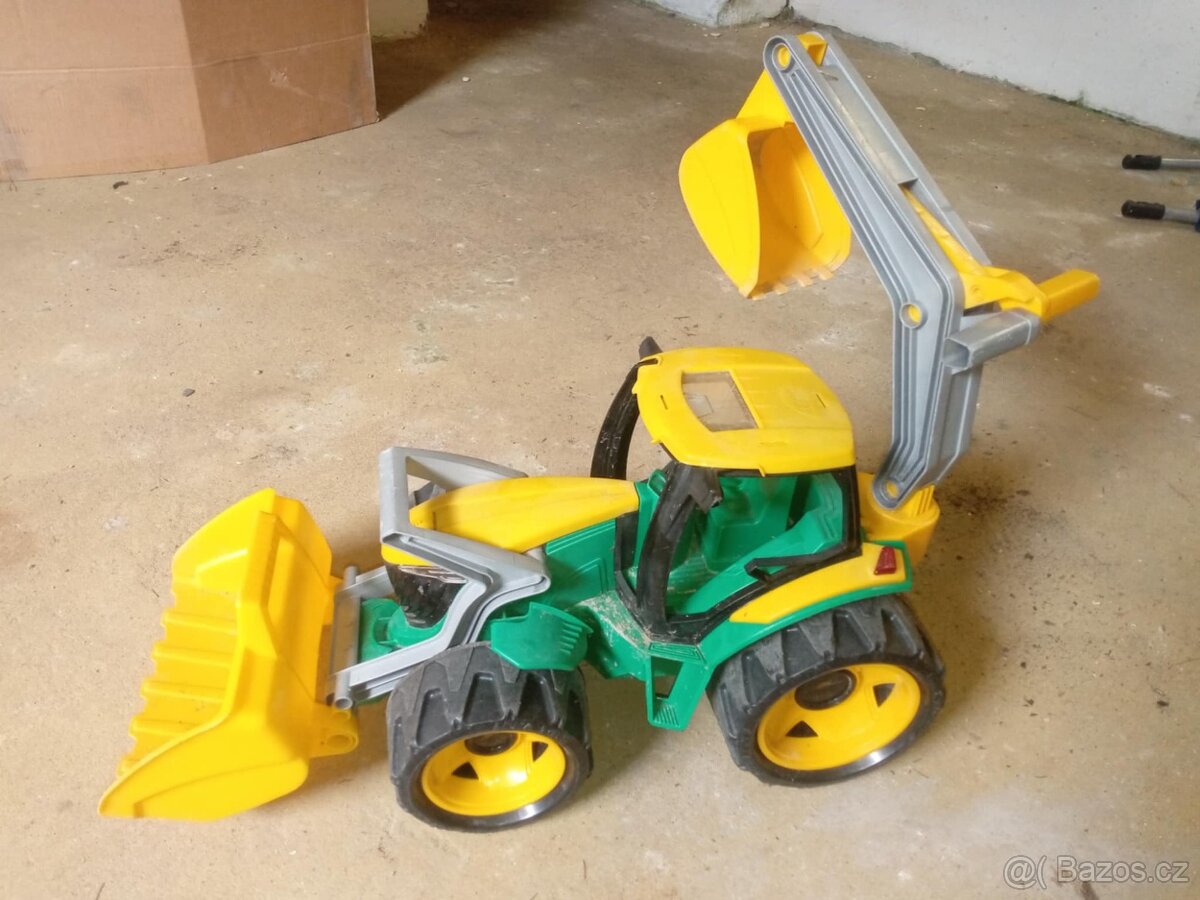 Lena Traktor se lžící a bagrem