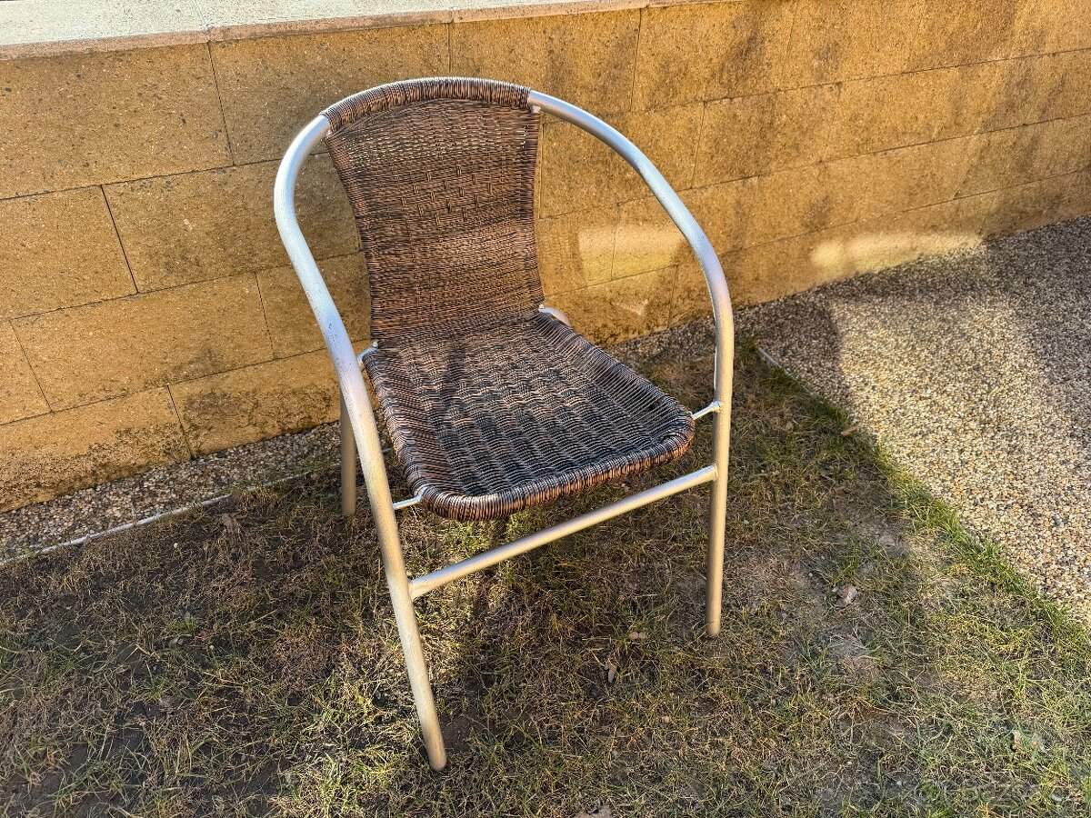 Židle z umělého ratanu