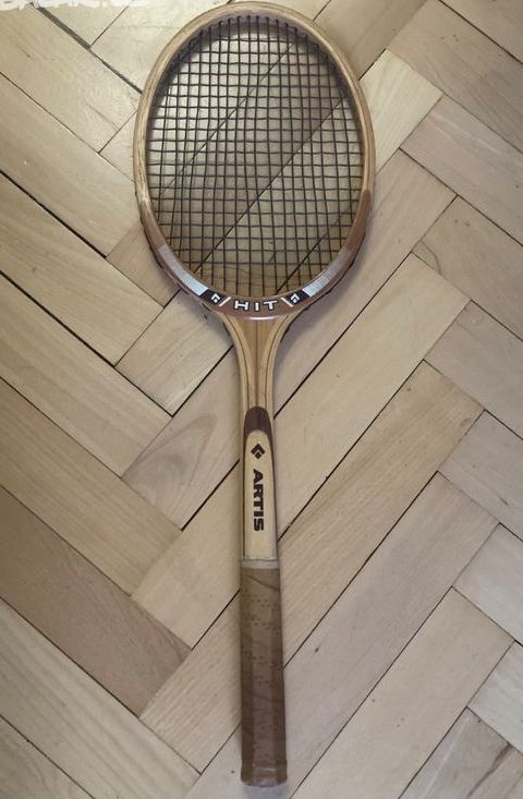 Zachovalá retro dřevěná tenisová raketa Artis Hit