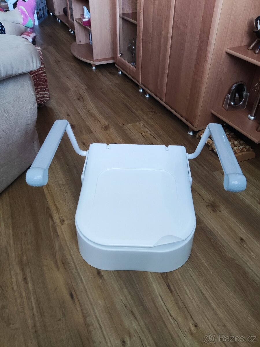 WC sedátko s vyklopnymi područkami