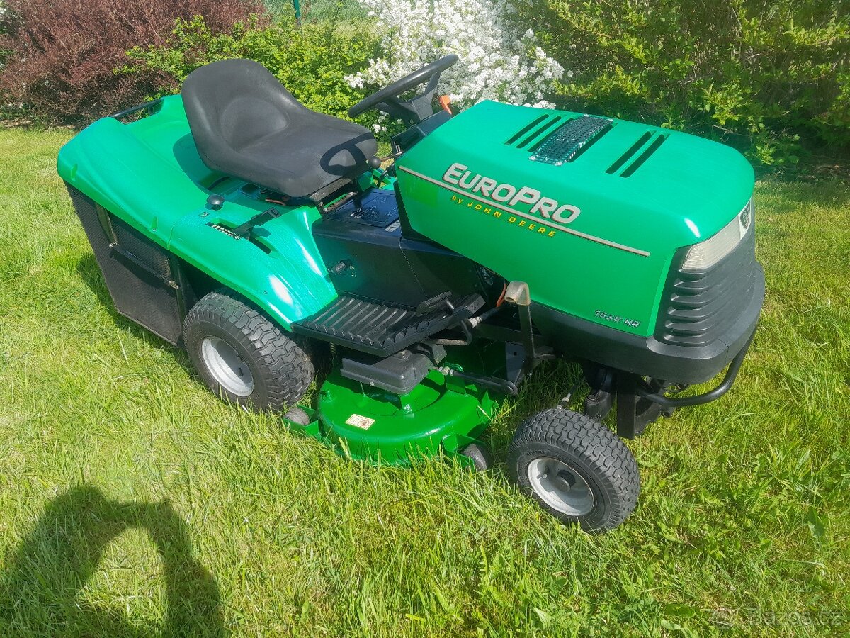 ZAHRADNÍ TRAKTOR JOHN DEERE