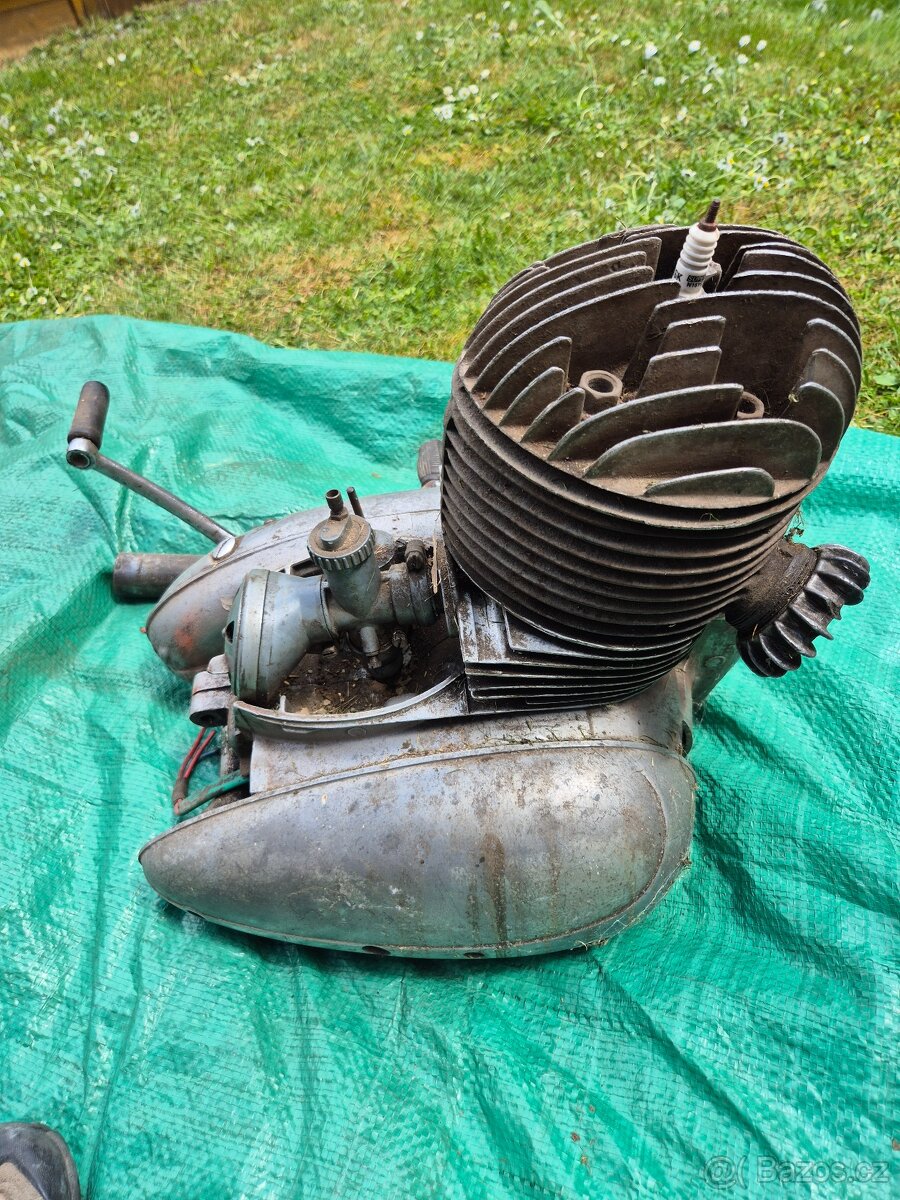 Motor na péráka