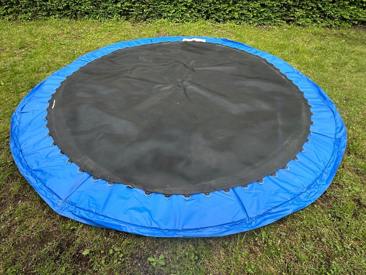Trampolína 305