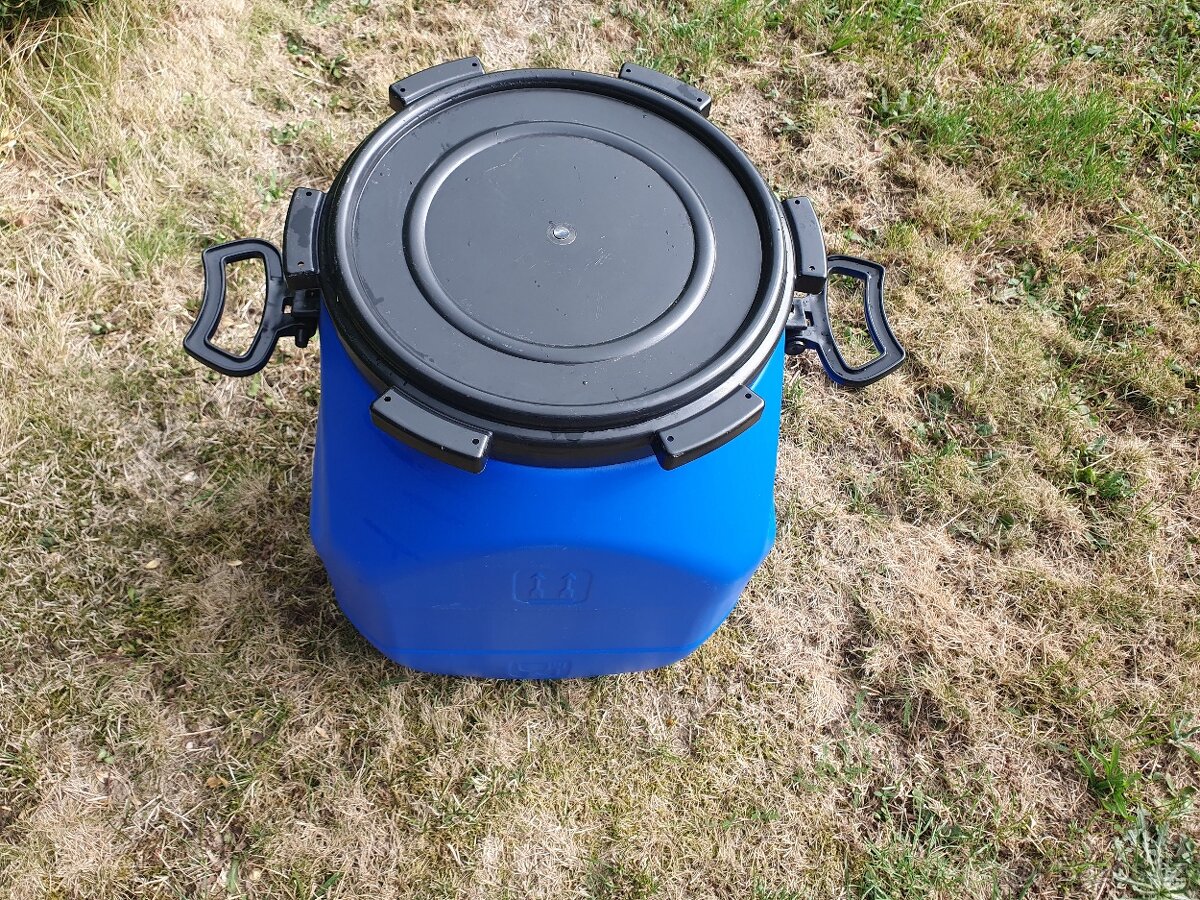 Barel 50L PE s víkem.
