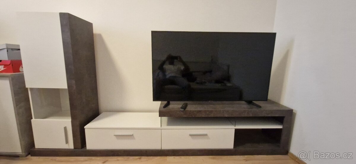 Malá stěna pod TV