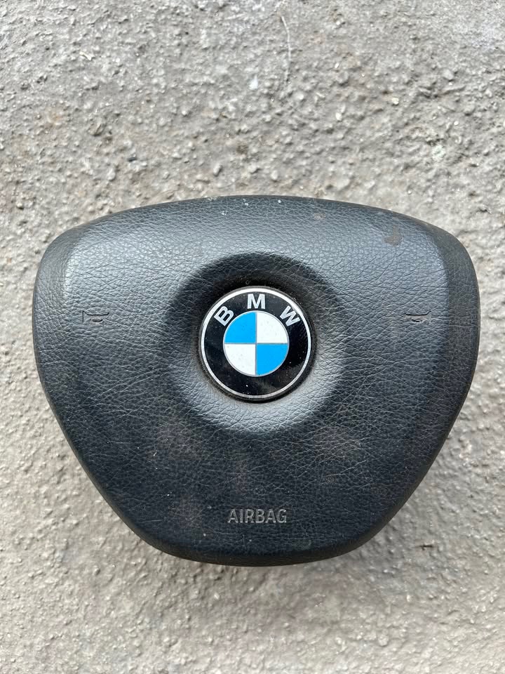 BMW E90 airbag z volantu