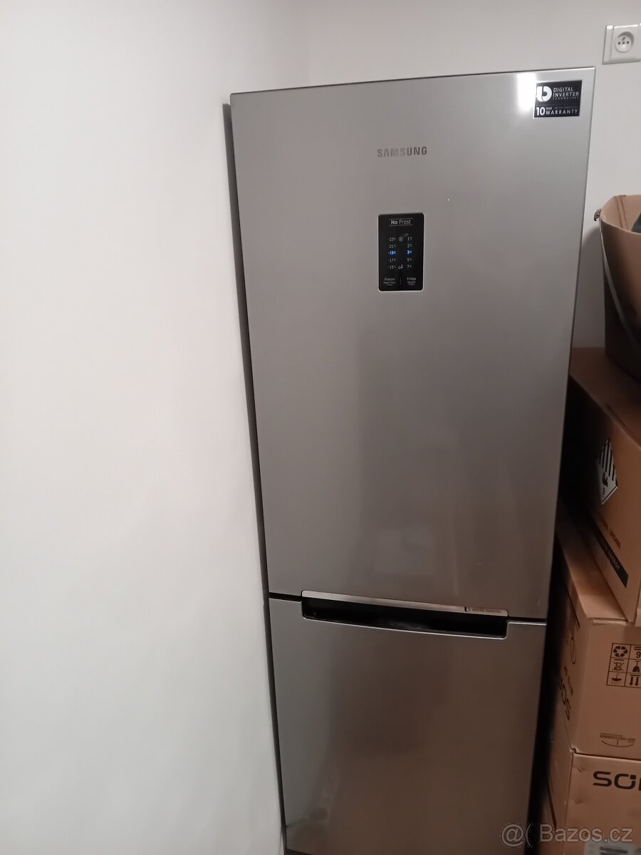 Lednici s mrazákem Samsung RB30J3215SA